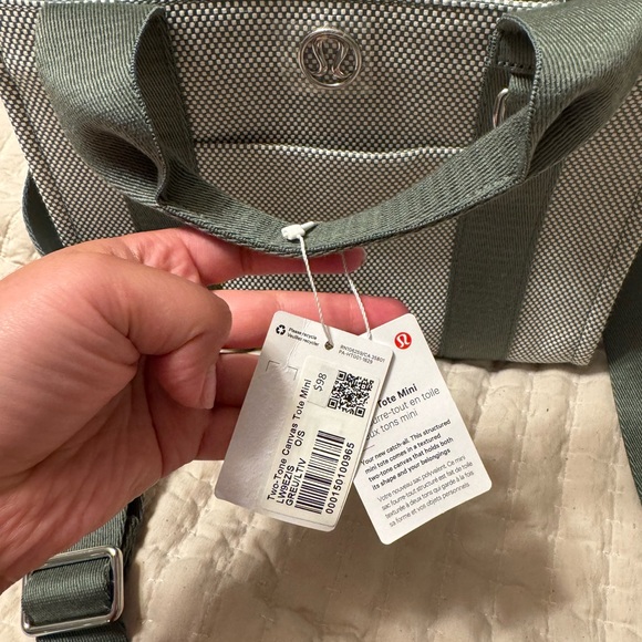 Lululemon Athletica - two tone canvas bag with shoulder strap. 4.5L mini size - Picture 3 of 6
